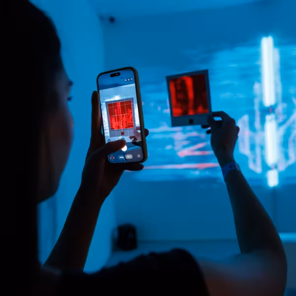 Человек снимает на телефон изображение базовой станции МТС 5G