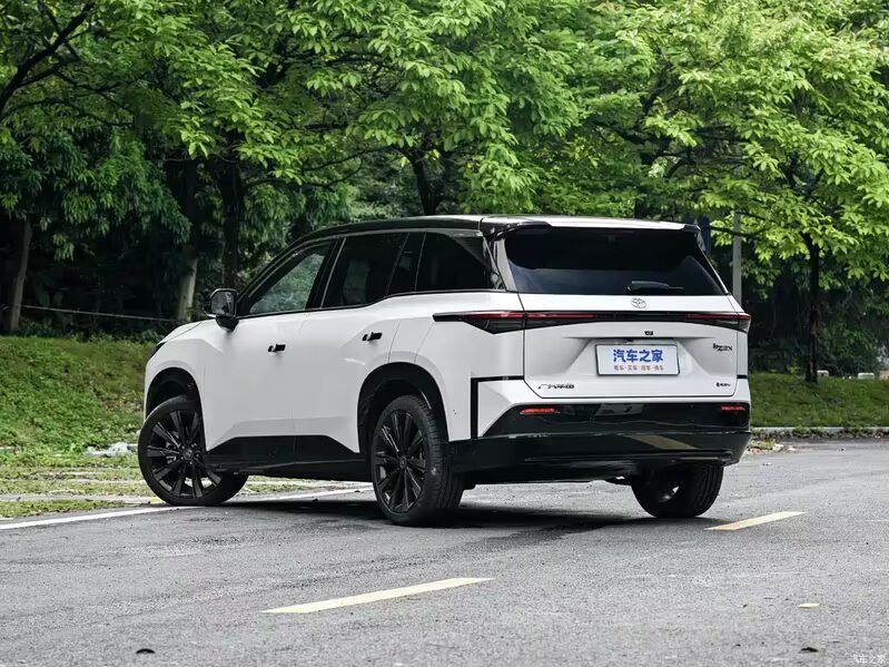 Серый электромобиль Toyota bZ3X 2026 на дороге