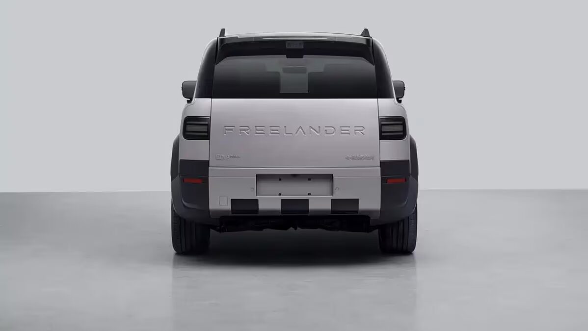 Задняя часть электромобиля Freelander 8 с надписью