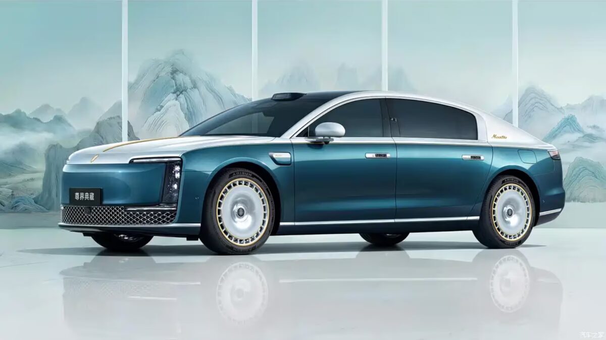 Электромобиль Maextro S800 седан с синим кузовом
