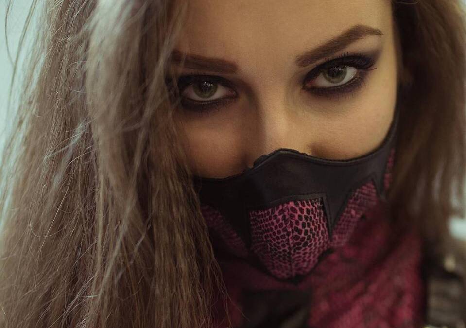 Российская модель в маске и косплее Mortal Kombat Милина