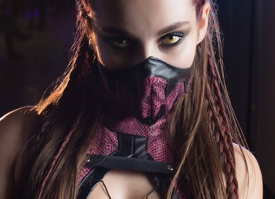 Российская модель показывает косплей Милины Mortal Kombat