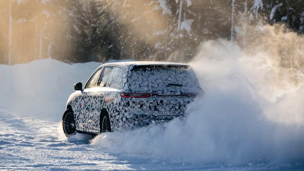 Жёлтый автомобиль Wey V9X на снегу в движении
