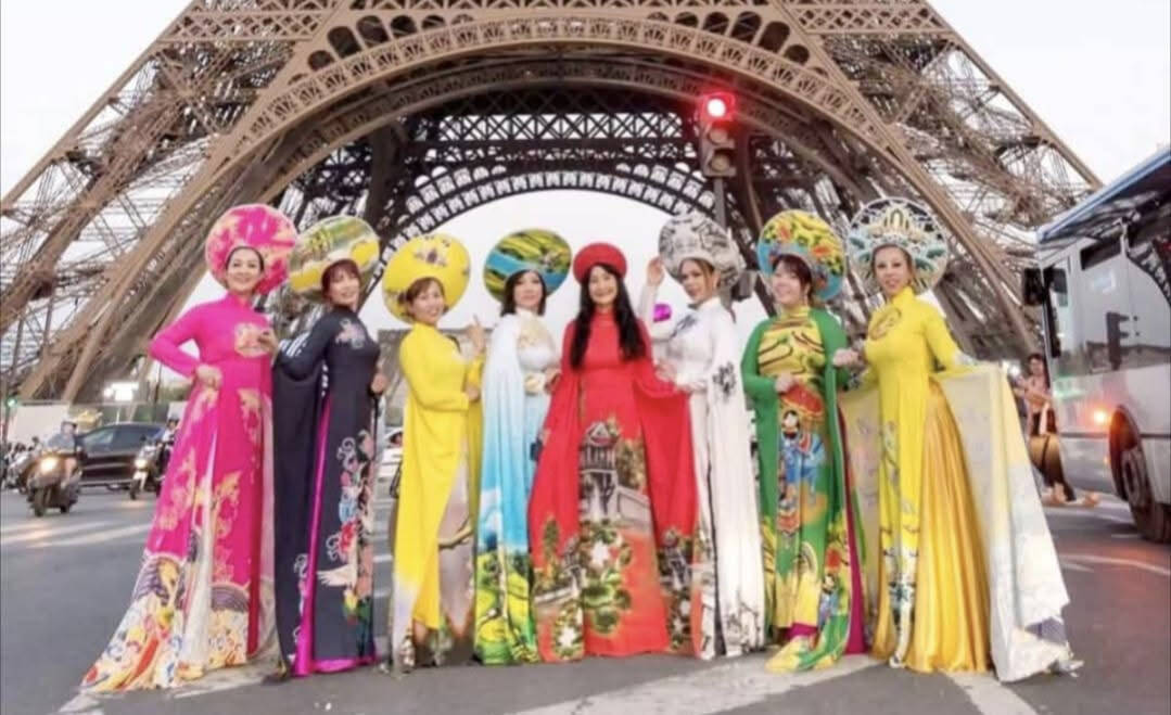 Группа женщин в ярких костюмах на фоне Эйфелевой башни Asian Pop Culture 2026
