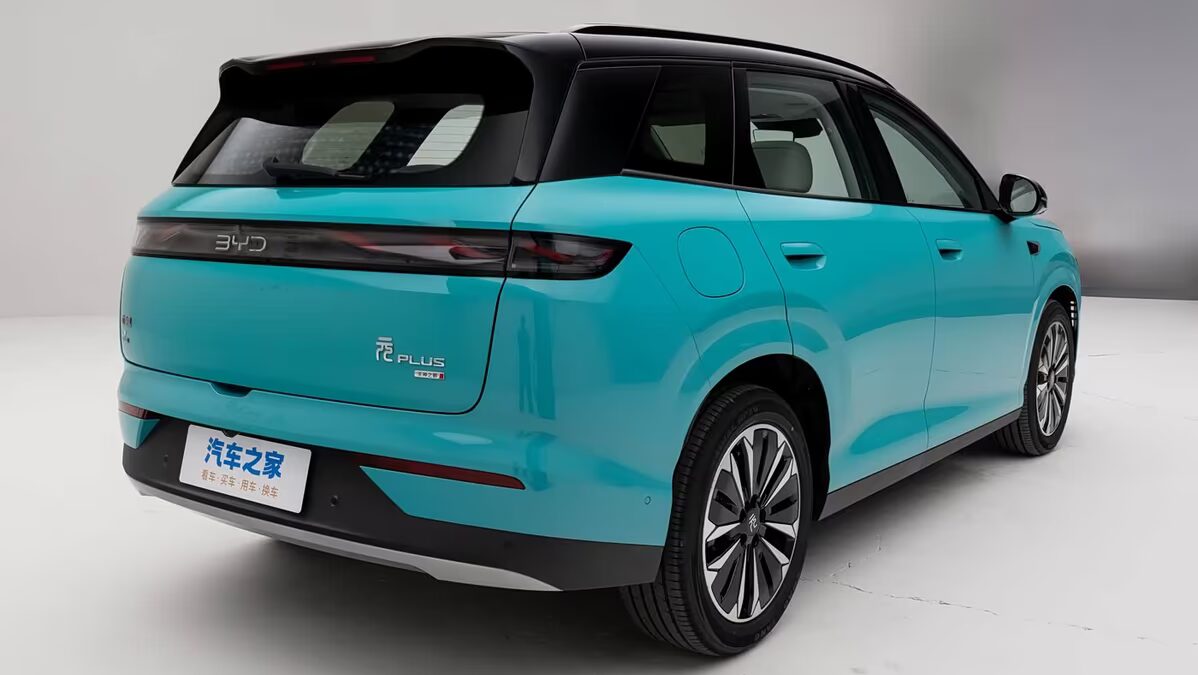задняя часть BYD Yuan Plus электромобиль синего цвета