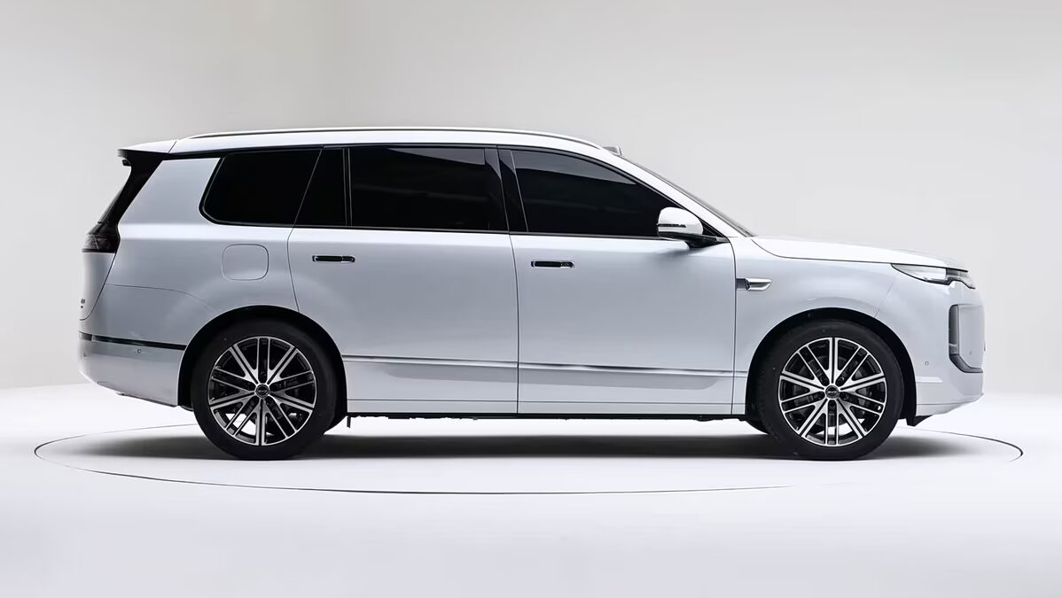 Электрический минивэн BYD Hiace 08 в профиль