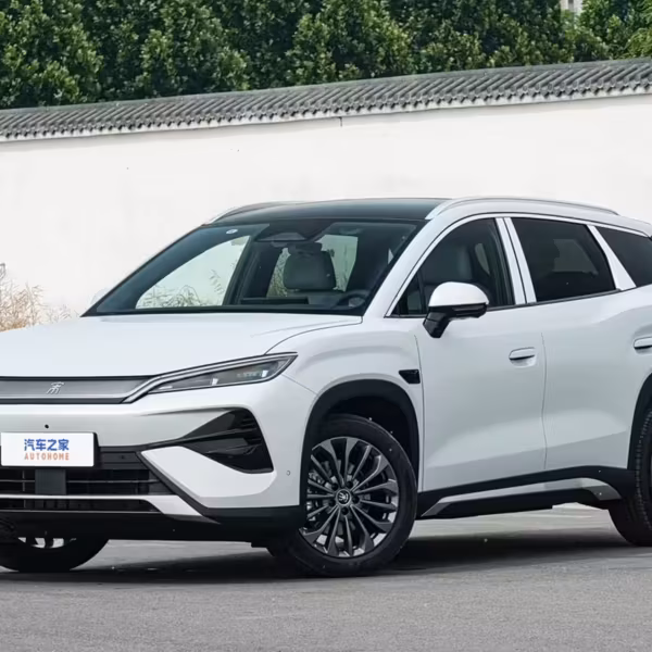 Белый кроссовер BYD Song Ultra DM-i на улице