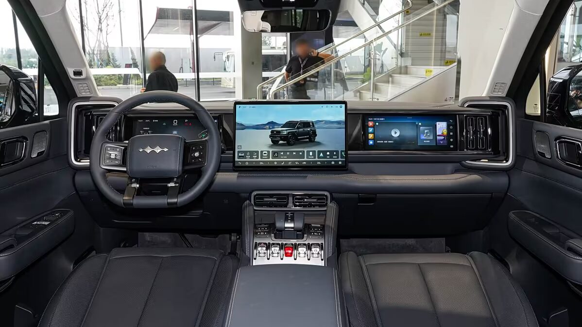 интерьер электромобиля BYD Leopard с двумя дисплеями