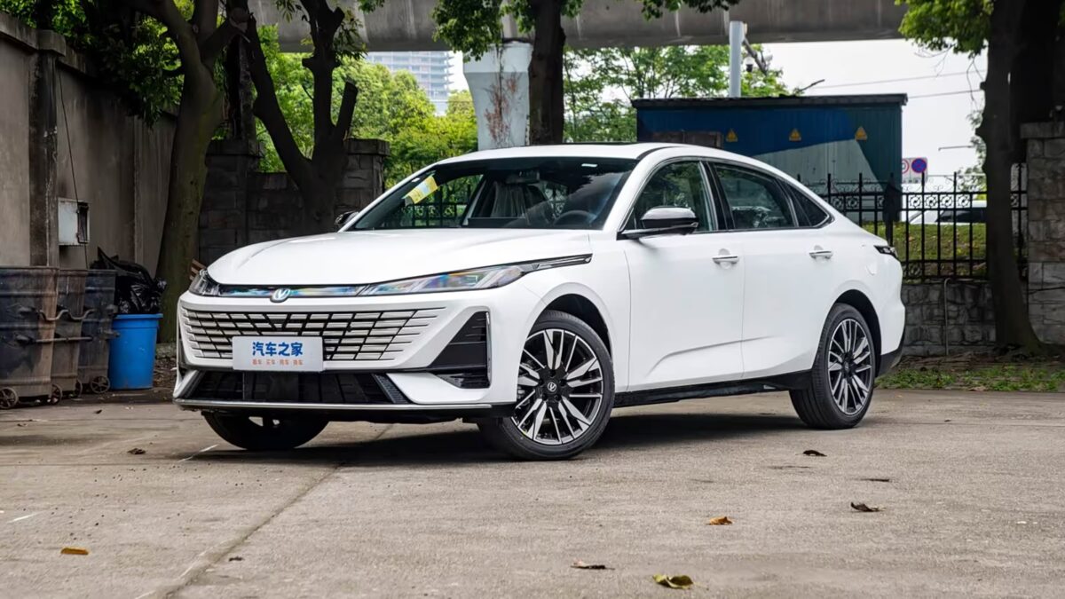 Changan начала продажи гибридного седана Eado HEV в Китае