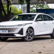 белый седан Changan Eado HEV на улице