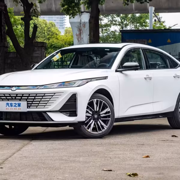 белый седан Changan Eado HEV на улице