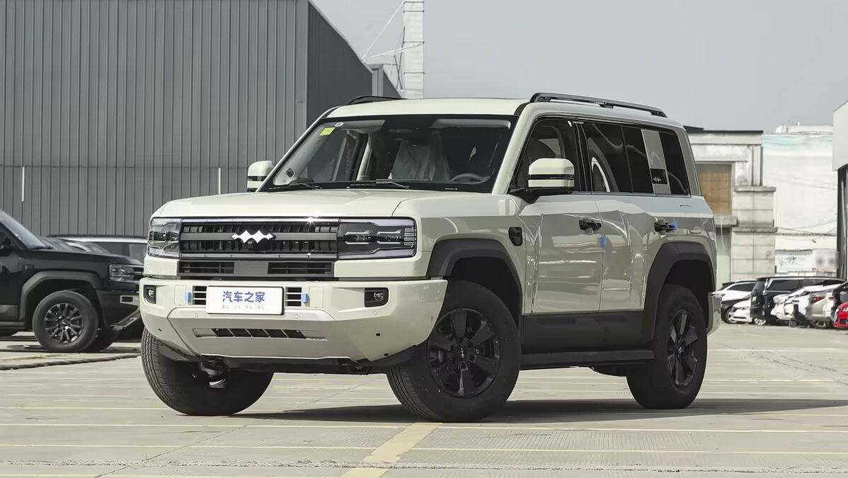 Электромобиль BYD Leopard на парковке белого цвета