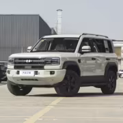 Электромобиль BYD Leopard на парковке белого цвета