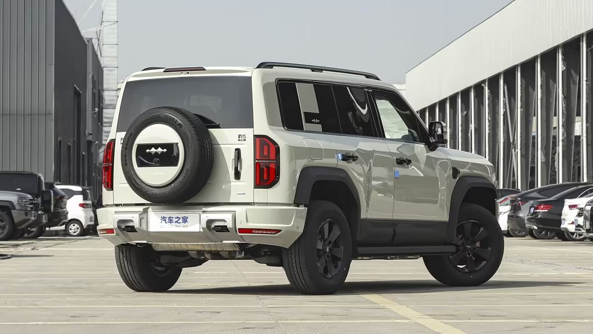 Белый внедорожник BYD Leopard 5 спереди и сзади