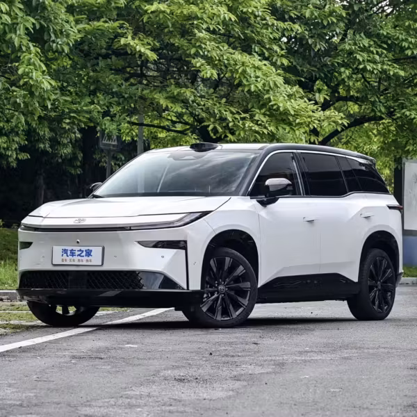 Белый электрический кроссовер Toyota bZ3X на асфальте