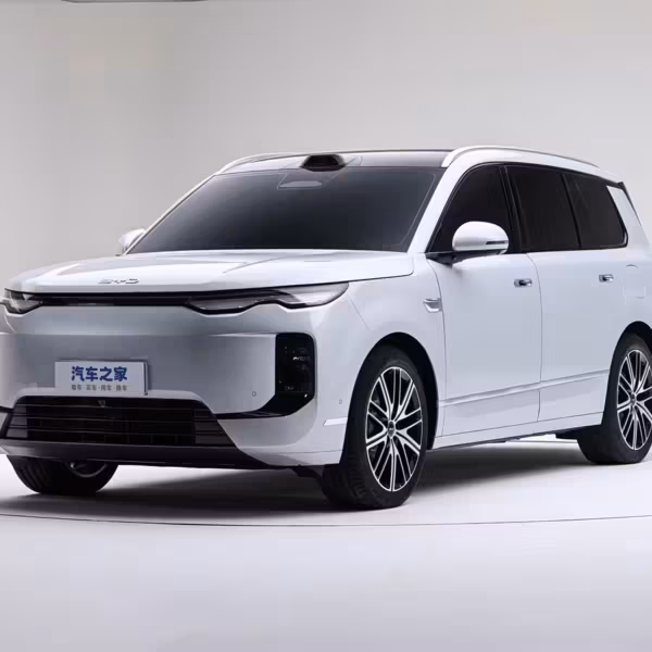 Электромобиль BYD Hiace 08 с черной крышей и светлыми элементами