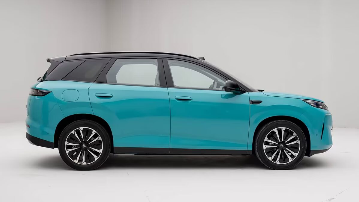 Электромобиль BYD Yuan Plus сбоку вид голубой цвет