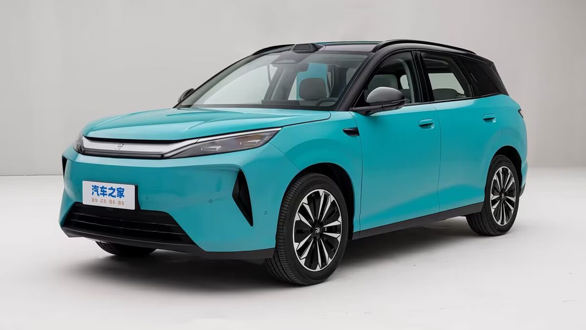 Электромобиль BYD Yuan Plus в голубом цвете