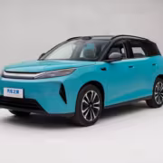Электромобиль BYD Yuan Plus в голубом цвете