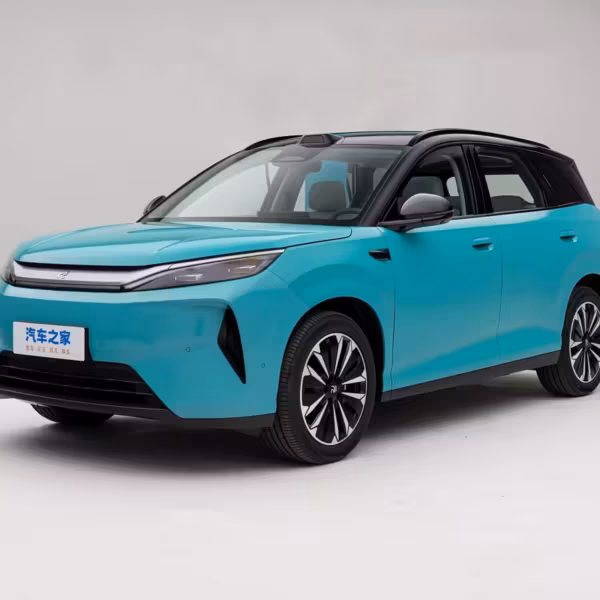 Электромобиль BYD Yuan Plus в голубом цвете