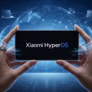 Рука держит смартфон с HyperOS 3 на экране