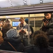Много человек в метро идущих и стоящих