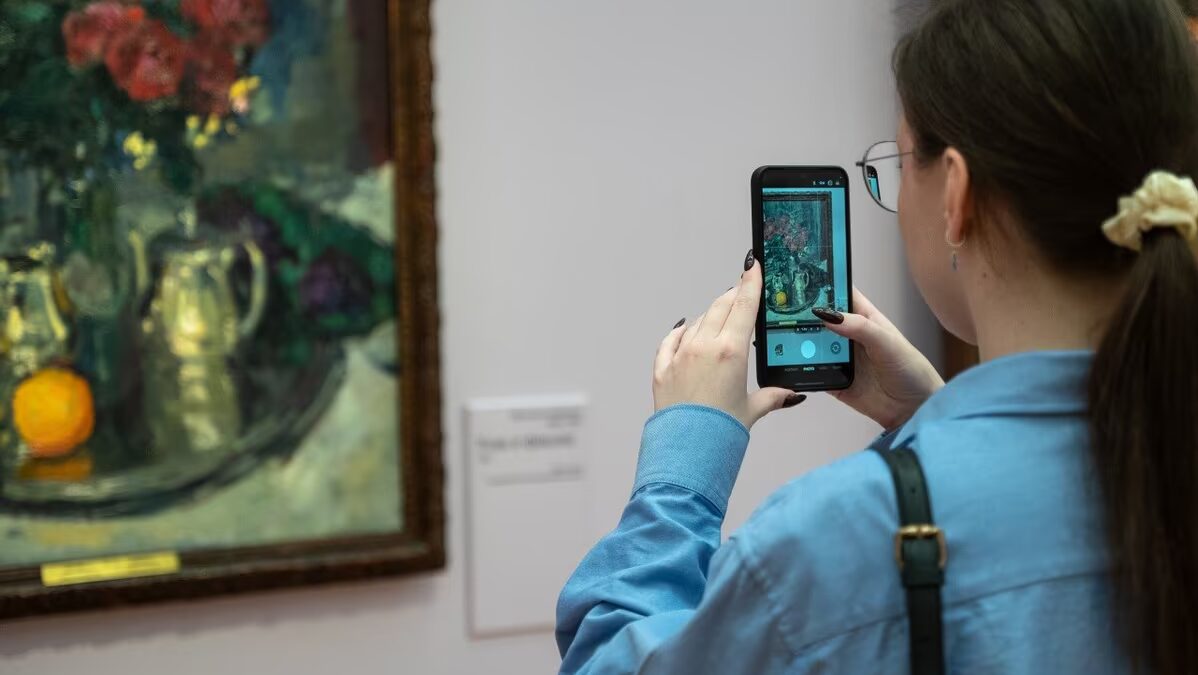 Сбер встроил GigaChat в выставку Третьяковки