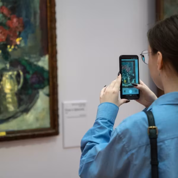 Сбер встроил GigaChat в выставку Третьяковки