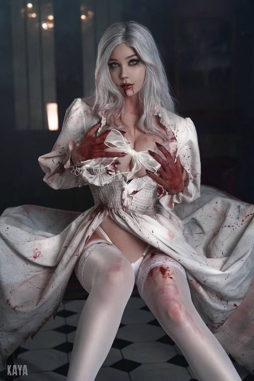 Модель в кровавом костюме косплей Селены Кори из Resident Evil Requiem