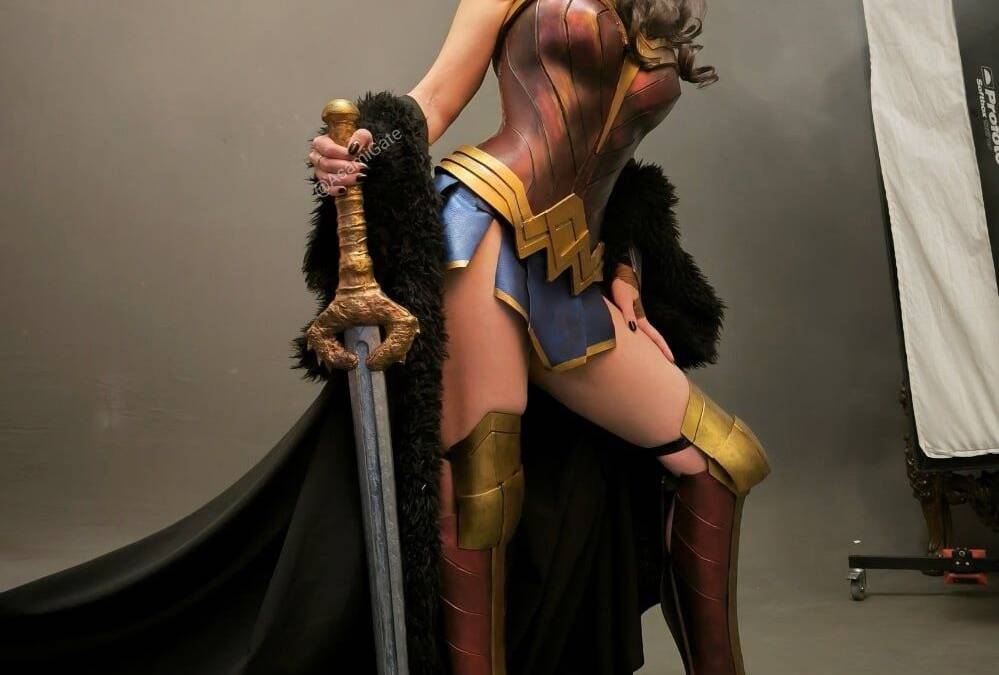 Косплей Чудо-женщины из DC россиянка показывающая 18+