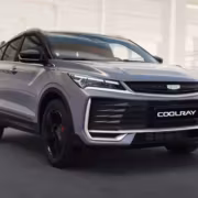 Кроссовер Geely Coolray на дороге