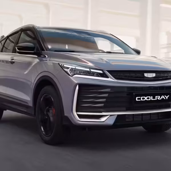 Кроссовер Geely Coolray на дороге