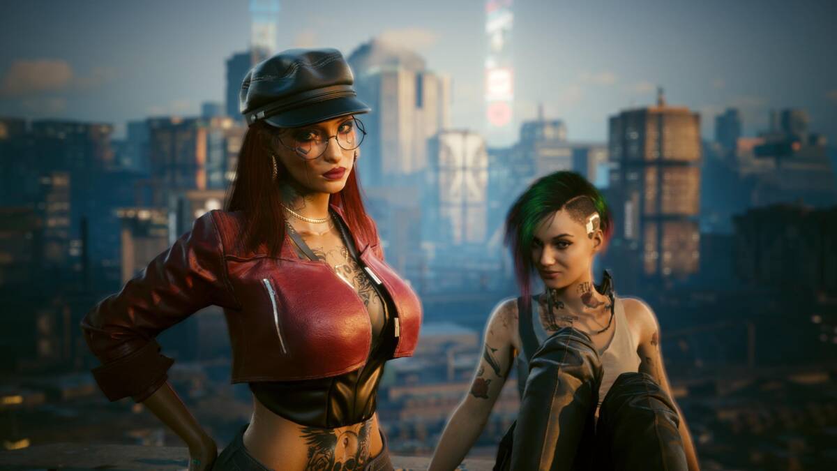 Две женщины в стиле киберпанк на крыше с городом Cyberpunk 2077