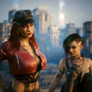 Две женщины в стиле киберпанк на крыше с городом Cyberpunk 2077