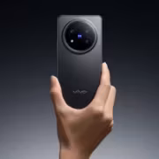 Vivo X500 смартфон в руке на черном фоне