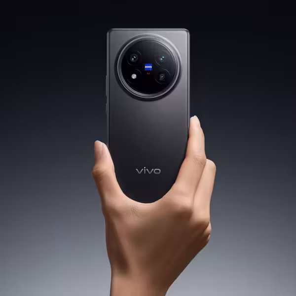 Vivo X500 смартфон в руке на черном фоне