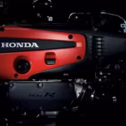 Двигатель Honda Type R внутри автомобиля с красным и чёрным дизайном