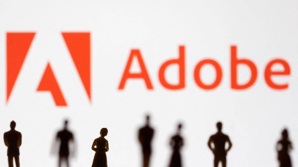 миниатюрные фигуры людей и логотип Adobe в фоне