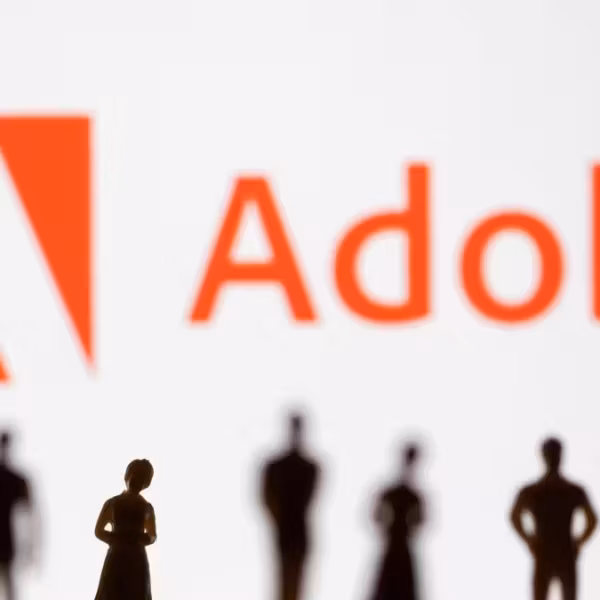миниатюрные фигуры людей и логотип Adobe в фоне