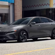 Серый Hyundai Elantra Hybrid на улице