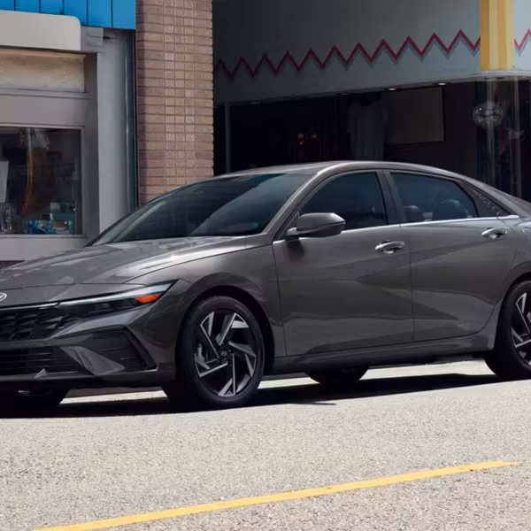 Серый Hyundai Elantra Hybrid на улице