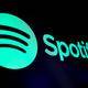 логотип Spotify и название Universal на синем фоне