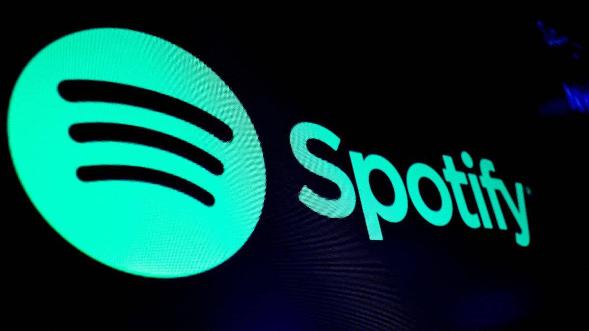 Логотип Spotify и название spotify на черном фоне