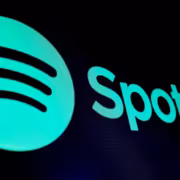 Логотип Spotify и название spotify на черном фоне