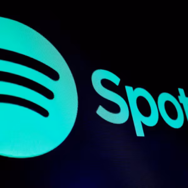 Логотип Spotify и название spotify на черном фоне