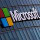 Логотип Microsoft на фасаде здания офисное здание