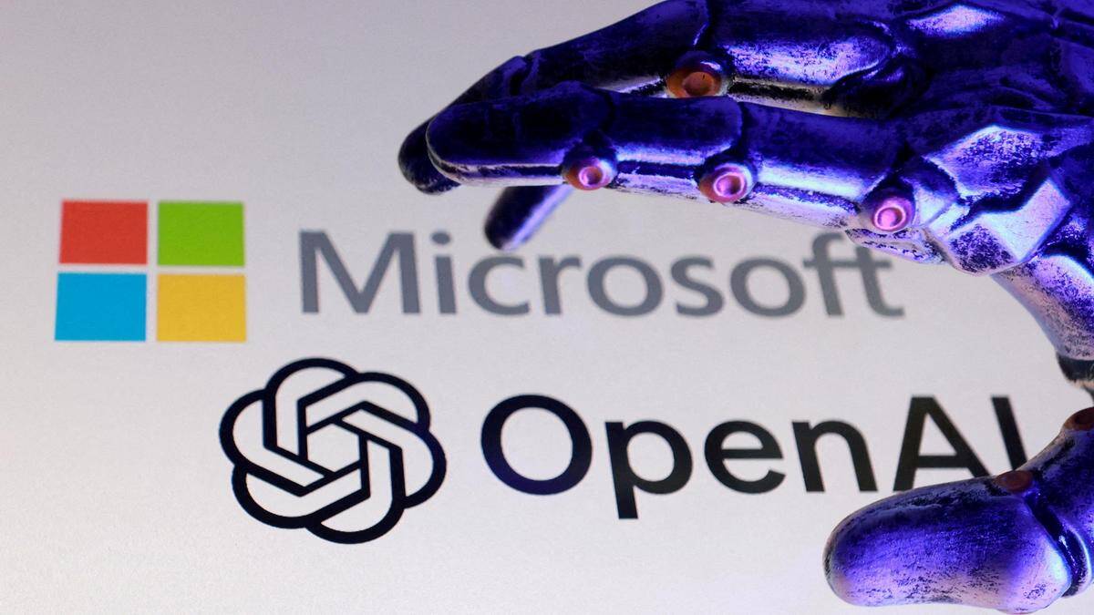Логотип Microsoft и OpenAI на экране устройства