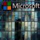 Логотип Microsoft на стеклянной фасаде здания