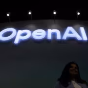 Вид входа на стенде OpenAI с логотипом OpenAI