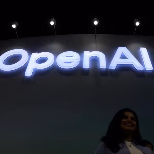 Вид входа на стенде OpenAI с логотипом OpenAI
